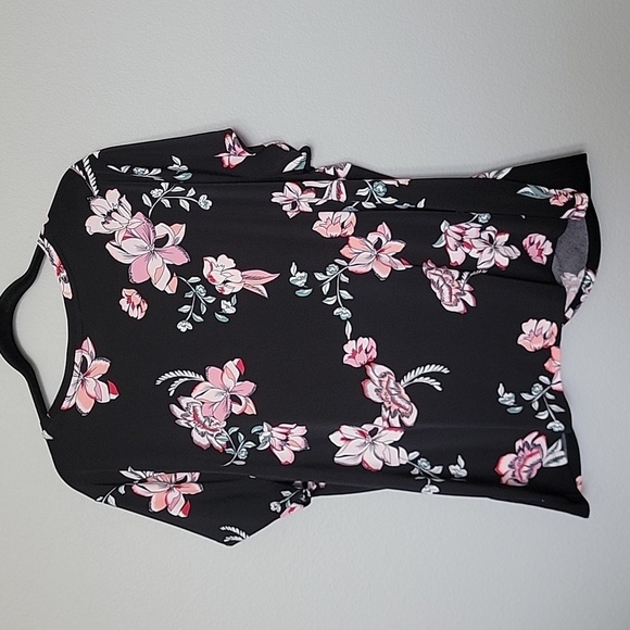 Candies Feminine black floral twist bottom short sleeve stretch top 2X - Picture 5 of 5
